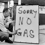 Arkivbild. Bensinmacksägaren Leon Mill i Pennsylvania meddelar sina kunder att bensinen är slut, i svallvågorna av oljekrisen 1973.