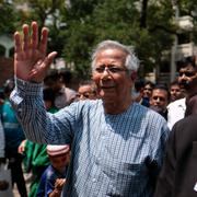 Nobelpristagaren Muhammad Yunus i ljusblått. Bilden är från april.