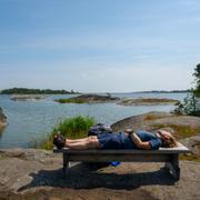 Vandrare vilar på en bänk på Utö utanför Nynäshamn.