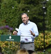 Centerpartiets partiledare Muharrem Demirok sensommartalar på  Mariedal trädgårdscafé, Hornsbergs Strand, i Stockholm.