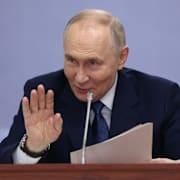 Vladimir Putin har blivit inbjuden till Trumps ”fredsråd”, enligt Kreml.