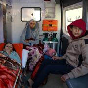 Skadade palestinska barn i en ambulans strax innan de fick korsa gränsövergången i Rafah.