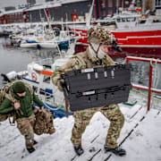 Dansk militär landstiger i Nuuks hamn på Grönland. 
