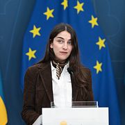 Arkivbild: Klimat- och miljöminister Romina Pourmokhtari (L) under en pressträff på kärnkraftsområdet.