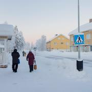 Kyla med -39 grader under förmiddagen i byn Vittangi i Kiruna kommun, 7,5 mils bilväg sydöst om Kiruna. Johanna Henriksson med hunden Tikka. 