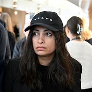 Vänsterpartiets ledare Nooshi Dadgostar utanför plenisalen den 1 april.