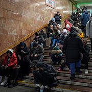 Människor tar skydd i tunnelbanan i Kyiv den 16 december. Efrem Lukatsky / AP