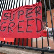 Protester mot Super League untanför Anfield-stadion i Liverpool. 