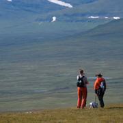  Fjällturister fotvandrar vid fjället Mittåkläppen i Härjedalen.
