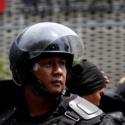 Indonesiska trupper utanför en myndighetsbyggnad i jakarta. 