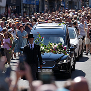 Fans tar farväl av Bonnie Tyler när hennes kista förs genom Mumbles, Wales den 15 augusti 2026.