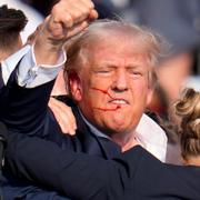 Trump sekunderna efter mordförsöket.