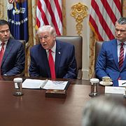 President Donald Trump med utrikesminister Marco Rubio och försvarsminister Pete Hegseth.