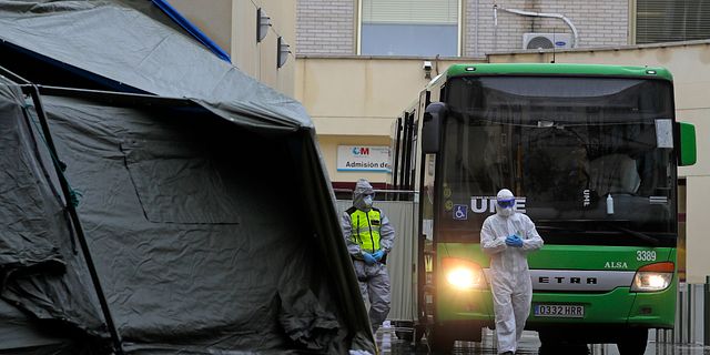 Medicinsk personal vid ett sjukhus i Spanien.  Manu Fernandez / TT NYHETSBYRÅN