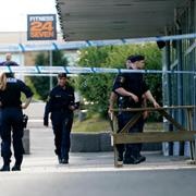 Polisens tekniker anländer till brottsplatsen efter en skottlossning på Länsmanstorget i Biskopsgården.