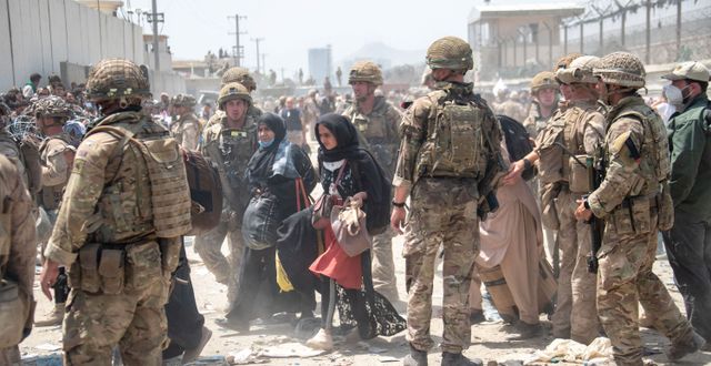 Brittisk och amerikansk militär evakuerar människor från Kabuls flygplats. TT NYHETSBYRÅN