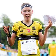 Tove Alexandersson från Stora Tuna OK på andra plats i damernas jaktstart under finalen av O-ringen på lördagen.