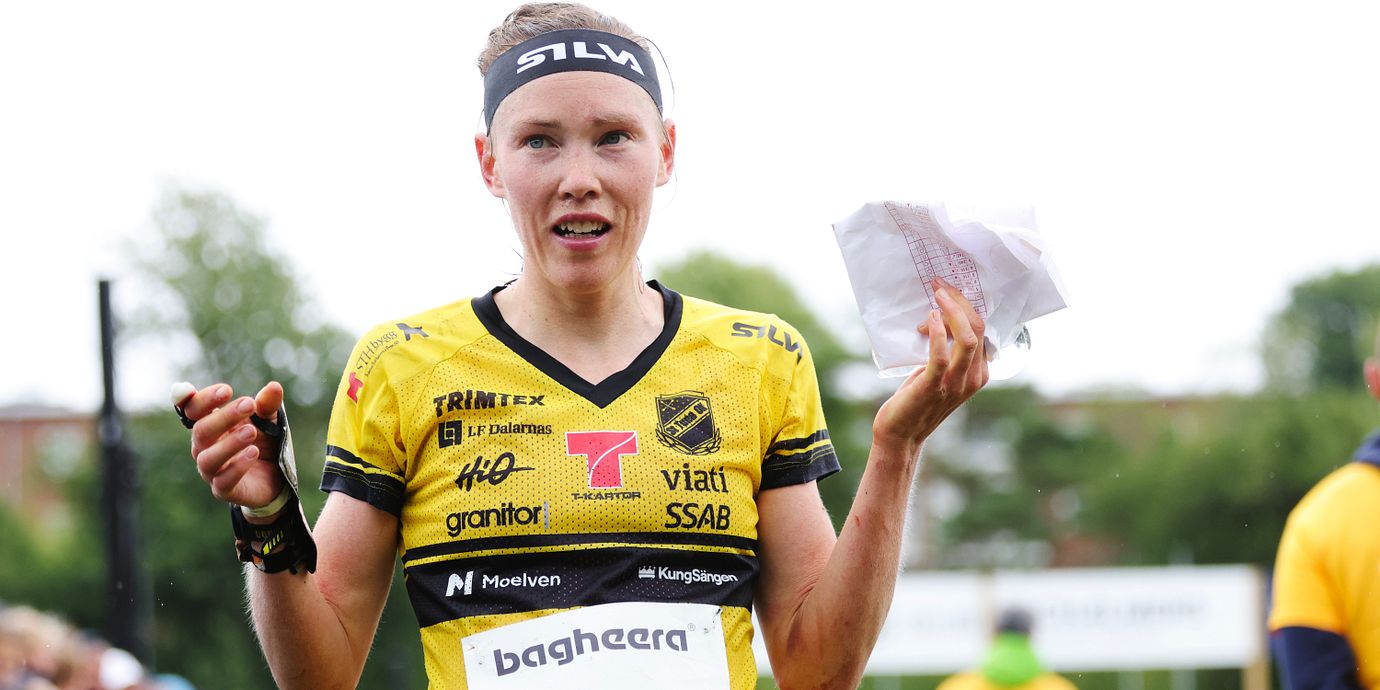 Tove Alexandersson från Stora Tuna OK på andra plats i damernas jaktstart under finalen av O-ringen på lördagen.