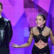 Programledarna Hampus Nessvold och Gina Dirawi på scen.