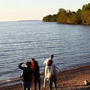Arkivbild: Människor på Vätterns strand vid Gränna, nära det tänkta gruvområdet.