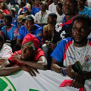 Fotbollsfans ser matchen mellan Haiti och Brasilien i Port-au-Prince.