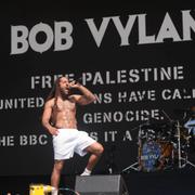 Bob Vylan under konserten.