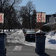 Skyltar med protestbudskap mot migrationsmyndigheten ICE i Minneapolis. 