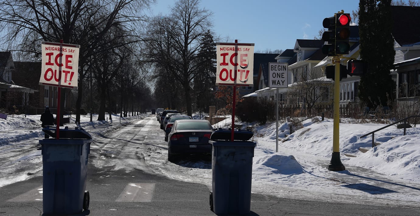 Skyltar med protestbudskap mot migrationsmyndigheten ICE i Minneapolis. 