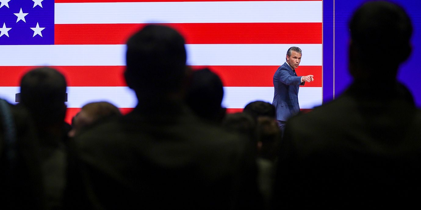 Arkivbild: Försvarsminister Pete Hegseth på scen i slutet av september. 
