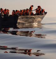 Båt med migranter som fått flytvästar av en räddningsorganisation utanför Lampedusa.  Jeremias Gonzalez / AP