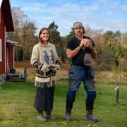 TV-profilerna Brita Zackari och Kalle Zackari Wahlström på gården. Ark