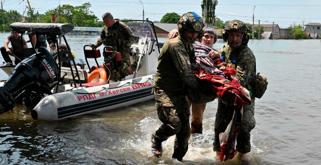 Ukrainska soldater hjälper till med evakueringar i Cherson. GENYA SAVILOV / Ritzau Scanpix