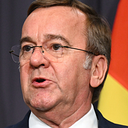 Pistorius riktar kritik mot USA:s krigföring i Iran.