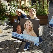 Valaffischer sätts upp i Strängnäs, 9 augusti.