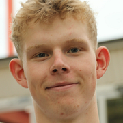 Finlay Tarling i juli 2024, till höger under juniormästerskapen i VM i Zurich den 23 september 2024.