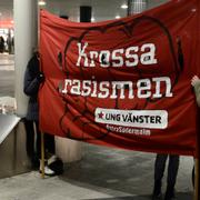 Ung vänster demonstrerar på Sergels torg i Stockholm.