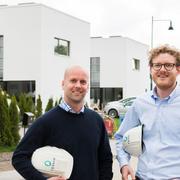 John Hunter, fastighetsutvecklare och Jonas Björkman, vd för Tessin, framför Sveriges första crowdfundade hus i Åkersberga.
