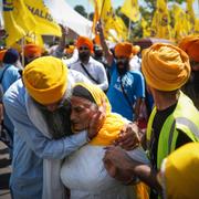 En kvinna gråter under begravningen av Hardeep Singh Nijjar. 