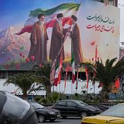 En ny propagandabild i Iran visar hur den avlidne högste ledaren Ali Khamenei ger republikens flagga till  sin son Mojtaba. Bakom fadern står revolutionens första högsta ledare Ruhollah Khomeini.