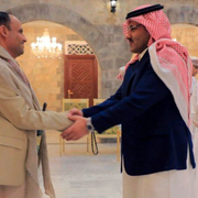 Saudiarabiens ambassadör Mohammed bin Saeed Al-Jaber skakar hand med Huthirebellernas Mahdi al-Mashat efter samtalen i Sanaa i söndags.