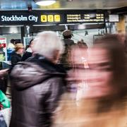 Arkivbild: Resenärer på pendeltågstationen Stockholm City .