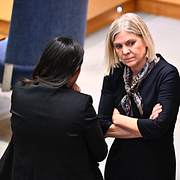 Nooshi Dadgostar (V) och Magdalena Andersson (S).