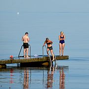 Arkivbild av badare på en brygga i Visby.
