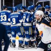 Leksands spelare firar. 