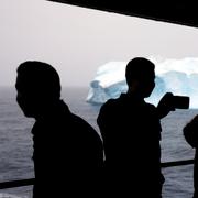 Passagerare fotograferar ett isberg nära Sydshetlandsöarna i antarktis. 