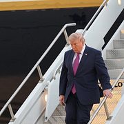 Donald Trump stiger av Air Force One.