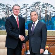 Kinas utrikesminister Wang Yi skakar hand med USA:s Kina-ambassadör, David Perdue, vid ett möte i Peking den 3 juni 2025.