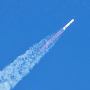 Raketuppskjutning av Blue Origins raket New Glenn i november 2025.  Blue Origin är precis som Amazon grundat av Jeff Bezos.
