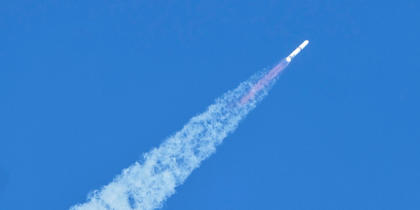 Raketuppskjutning av Blue Origins raket New Glenn i november 2025.  Blue Origin är precis som Amazon grundat av Jeff Bezos.