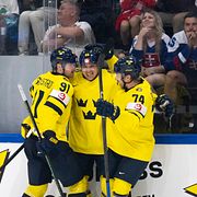 Jakob Silfverberg firar sitt mål med Carl Grundström och Rasmus Asplund.